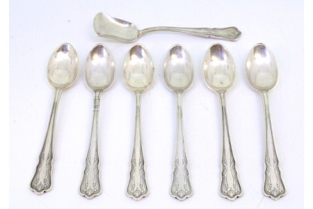 Conjunto de seis colheres de chá e pá de açúcar em prata com gravados e frisos nos cabos.